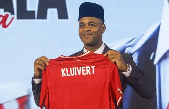 Kluivert chịu sức ép