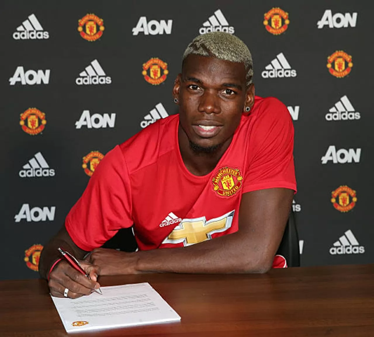 7. Paul Pogba (Man Utd - 105 triệu euro) - Gia nhập M.U vào năm 2016 với giá 105 triệu euro, cho đến nay Pogba vẫn là cầu thủ đắt giá nhất lịch sử Old Trafford. Tuy nhiên, tiền vệ người Pháp chưa bao giờ đáp ứng được kì vọng của NHM Quỷ đỏ