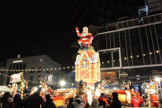 Chợ Giáng sinh Brussels: Không chỉ là lễ hội, còn là "mỏ vàng" du lịch - Ảnh 2.